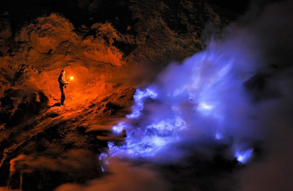 شعله های آبی در آتشفشان کوه Ijen، اندونزی