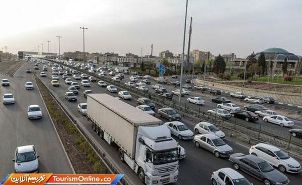 تردد در برخی مقاطع آزادراه قزوین- کرج- تهران نیمه سنگین است تردد در برخی مقاطع آزادراه قزوین- کرج- تهران نیمه سنگین است