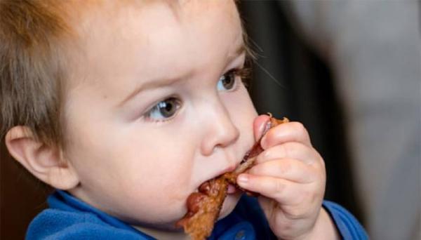 نوزاد از چه زمانی می تواند گوشت بخورد؟