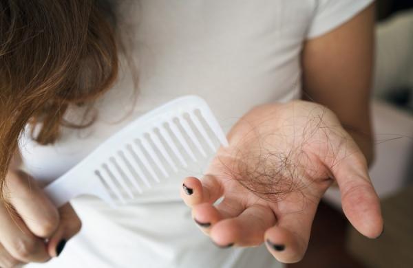 18 علت رایج نازکی و ریزش مو در زنان و 5 روش معجزه آسا برای درمان آن
