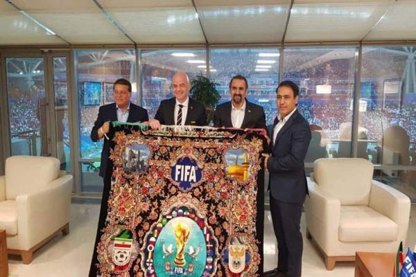 تور روسیه ارزان: فرش دستباف جام جهانی 2018 به فدراسیون روسیه اهدا شد