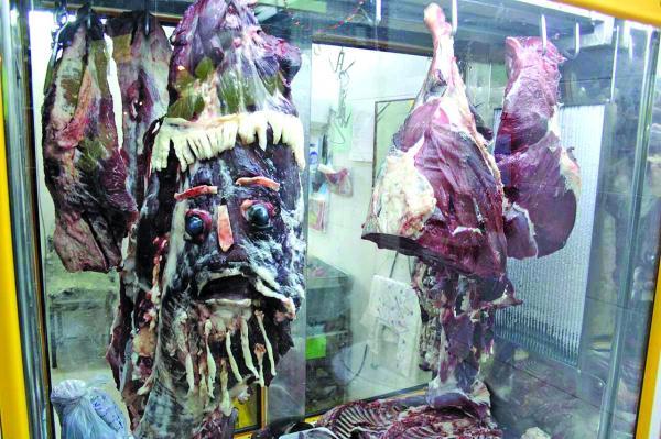 نقاشی های ترسناک قصاب اهوازی روی گوشت های تر و تازه مغازه